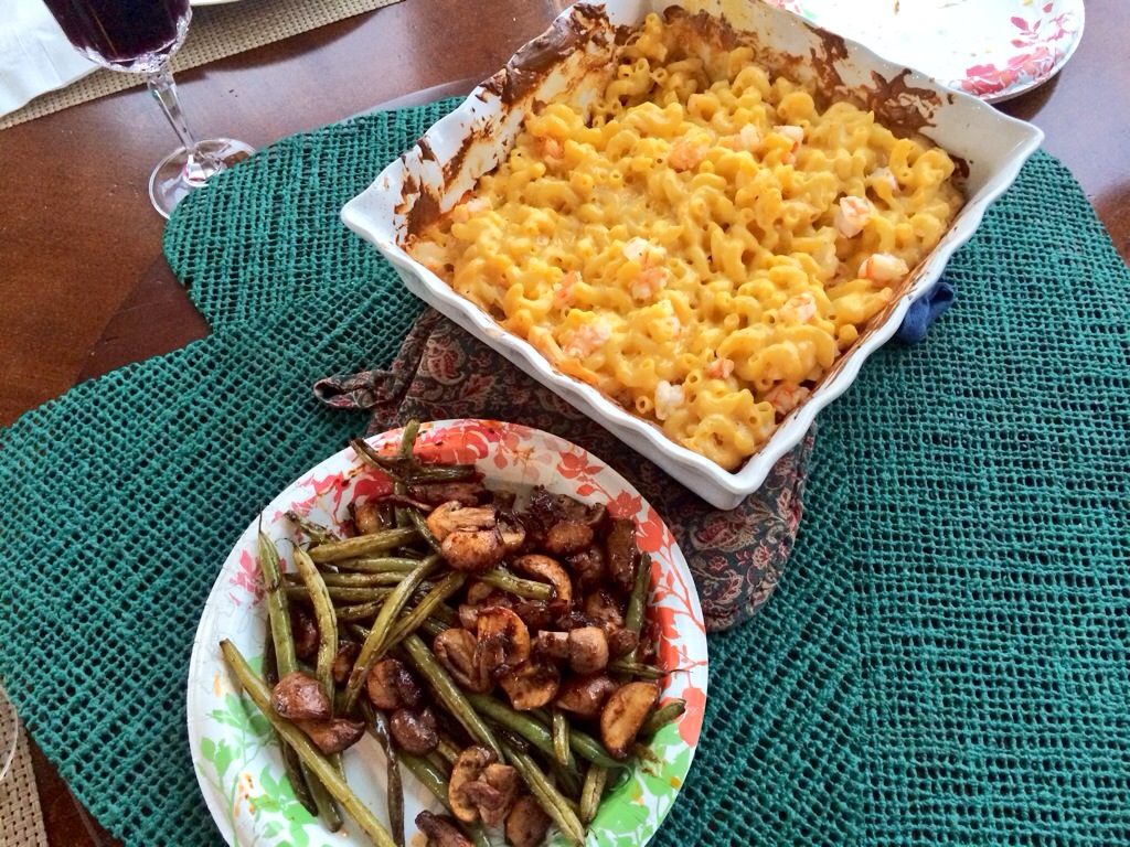 Round 1. Mac & Chee with shrimp. Green beans with sauteed mushrooms